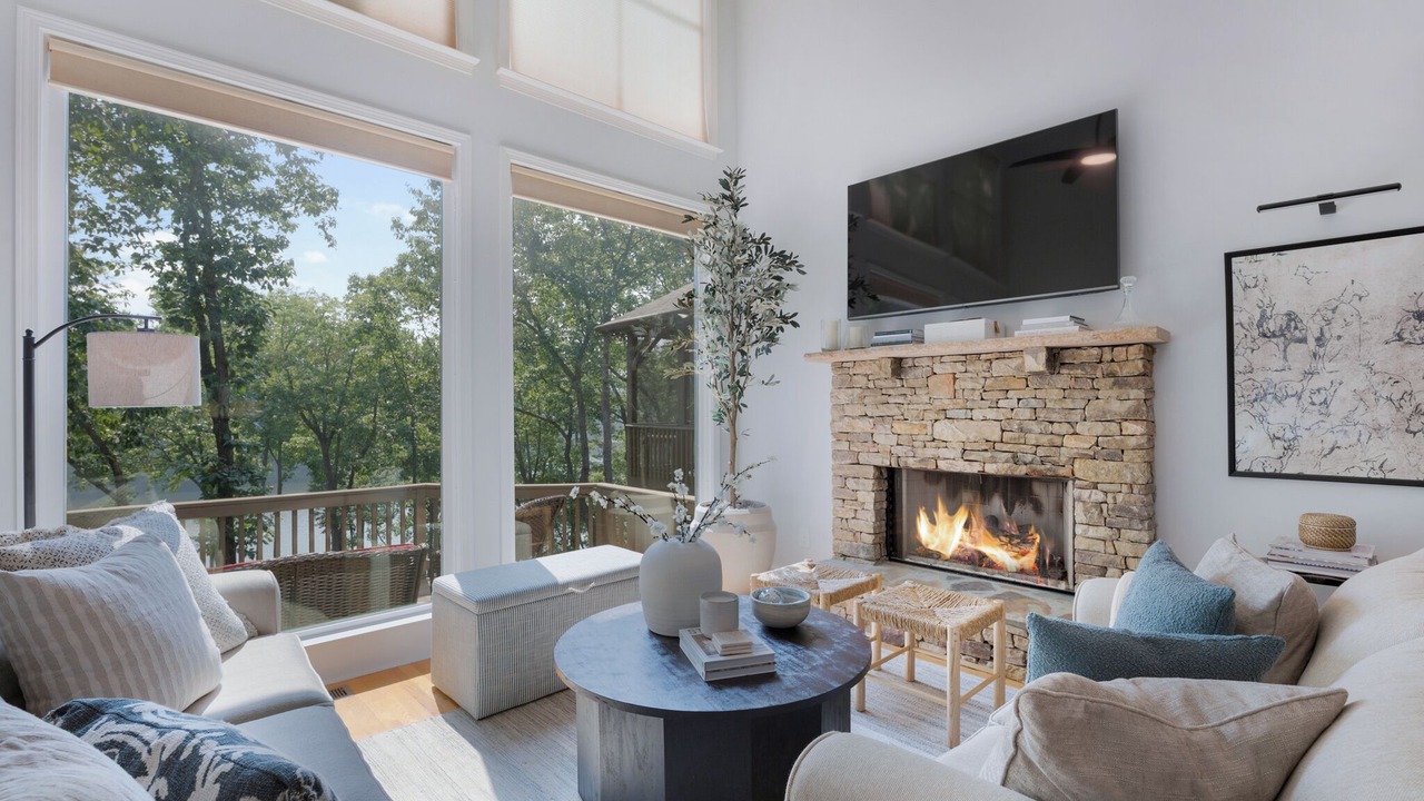 Photo of Livingroom in Big Canoe