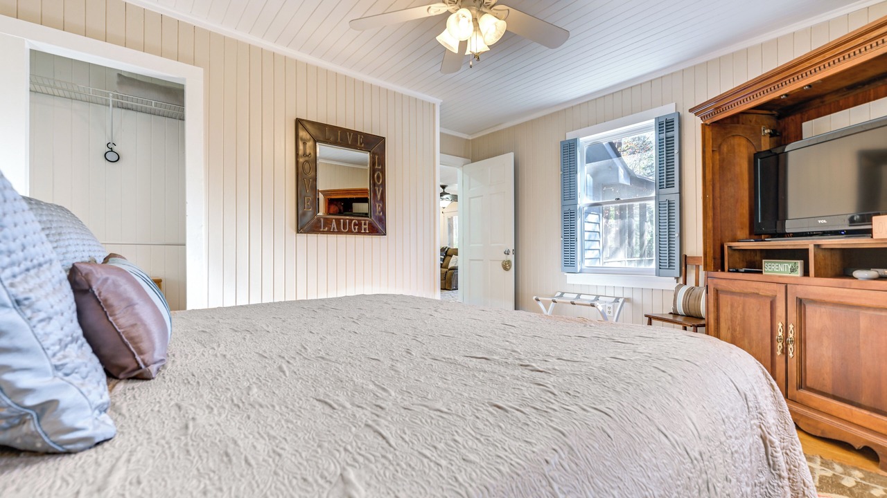 Photo of Bedroom in Pine Mountain Valley