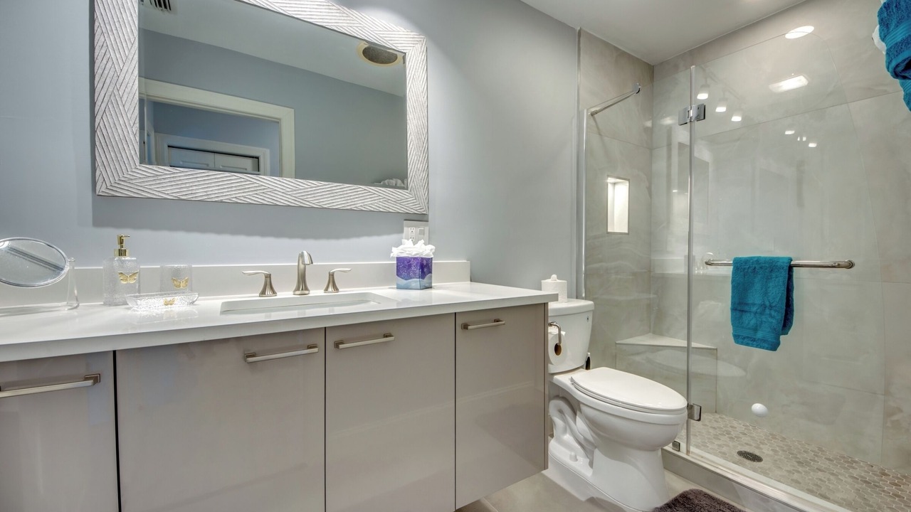 Photo of Bathroom in Caloosahatchee