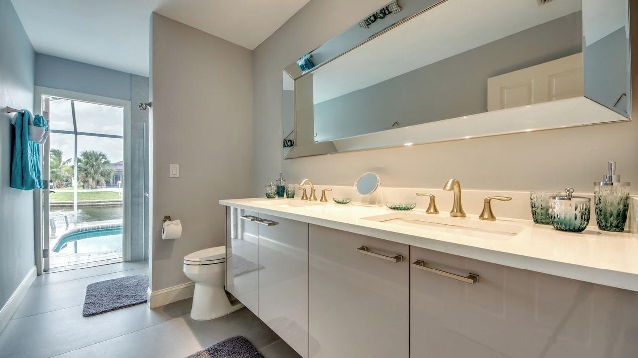Photo of Bathroom in Caloosahatchee