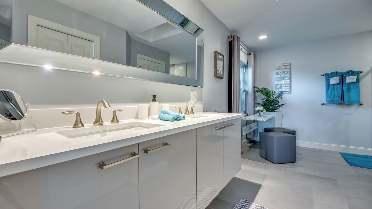 Photo of Bathroom in Caloosahatchee