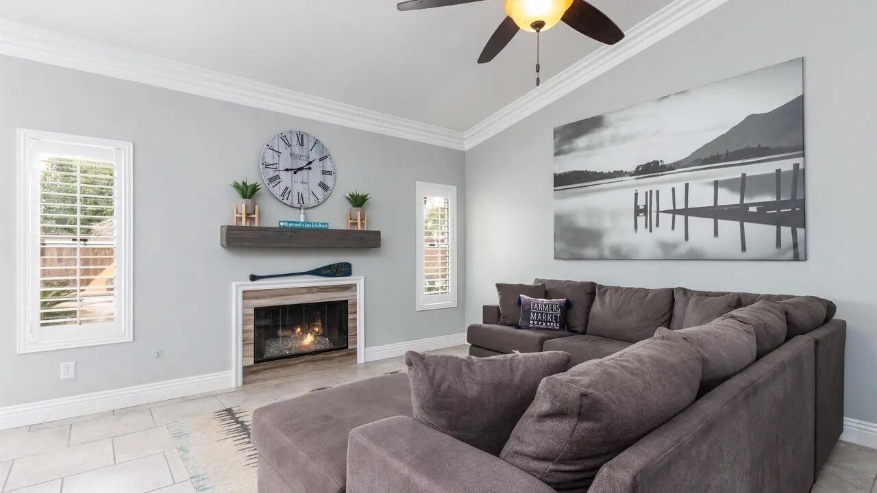Photo of Livingroom in North Valley