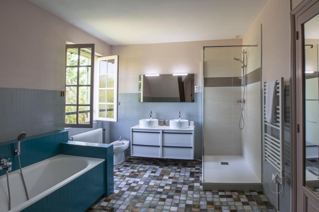 Photo of Bathroom in Huisseau-sur-Mauves