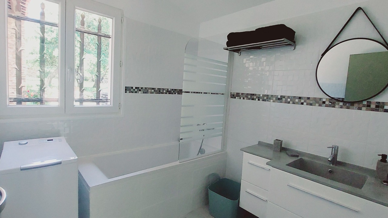 Photo of Bathroom in Neoules