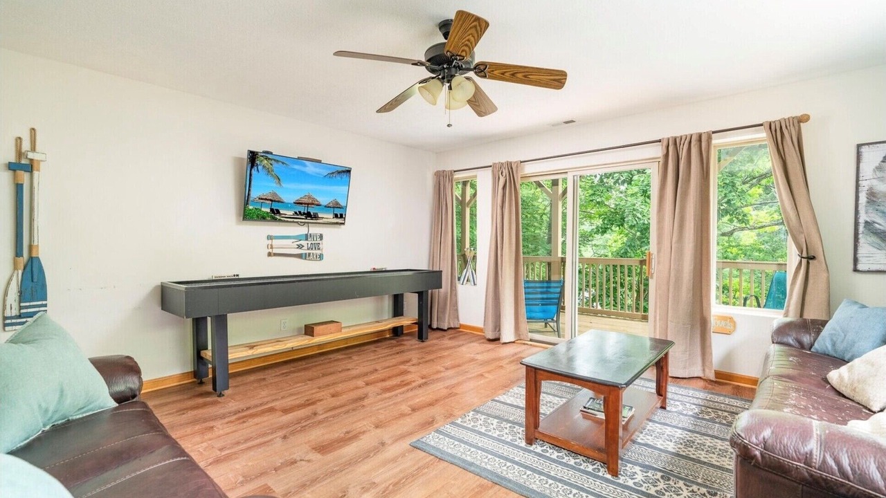 Photo of Livingroom in Lakeside Estates