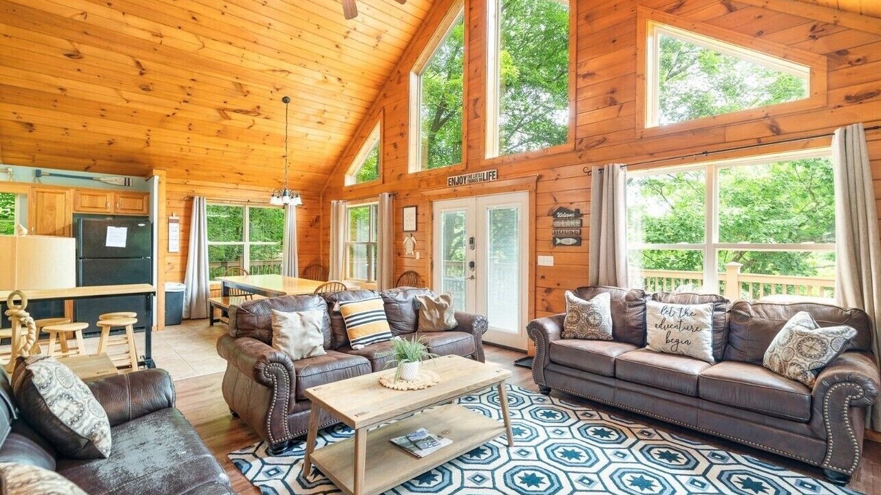 Photo of Livingroom in Lakeside Estates