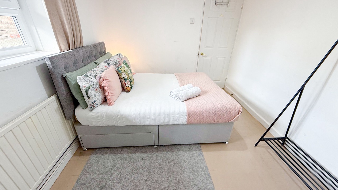 Photo of Bedroom in White City