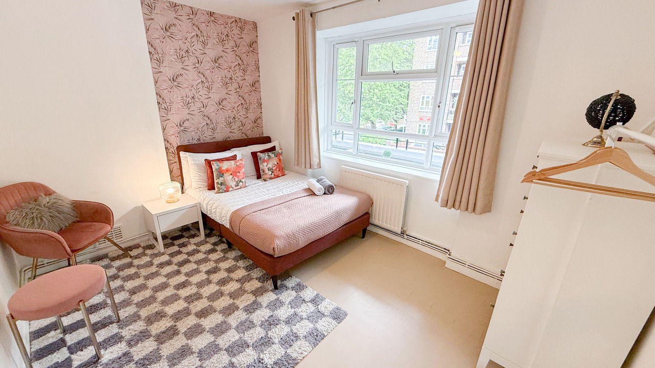 Photo of Bedroom in White City