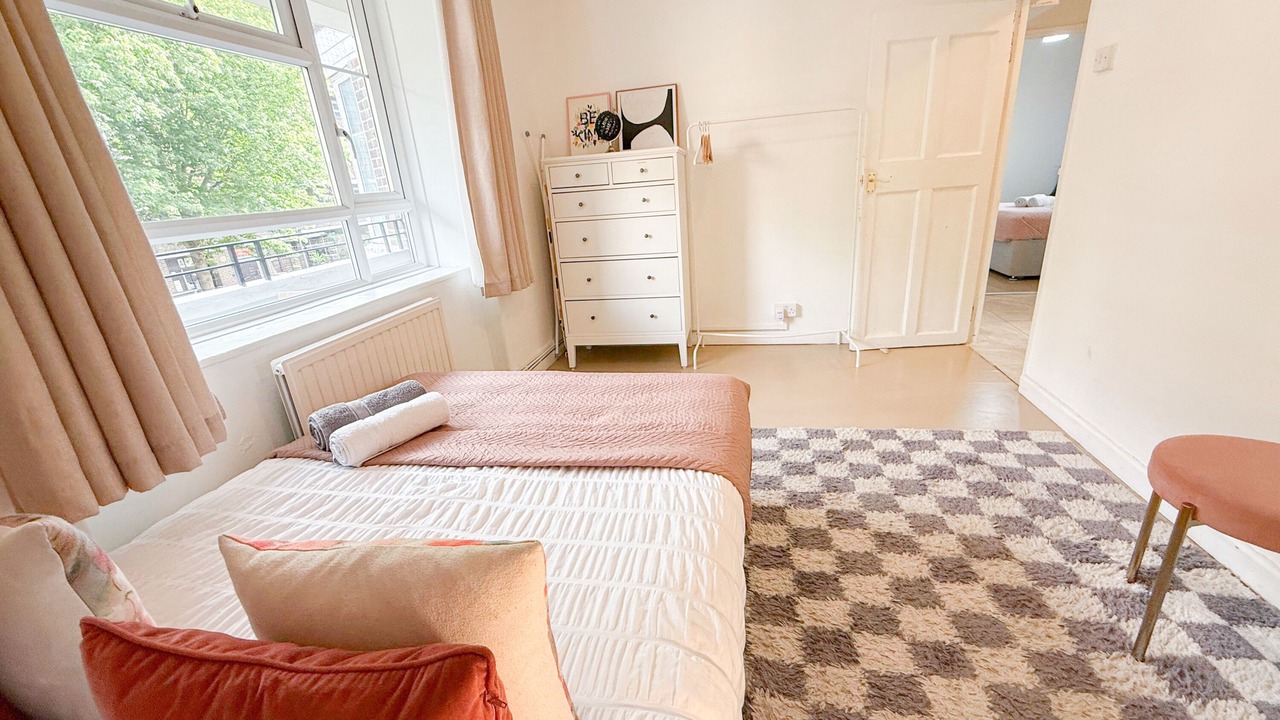 Photo of Bedroom in White City