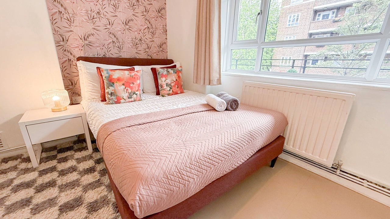 Photo of Bedroom in White City