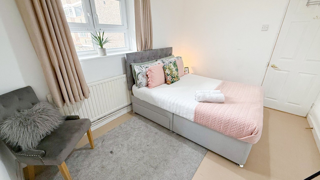 Photo of Bedroom in White City