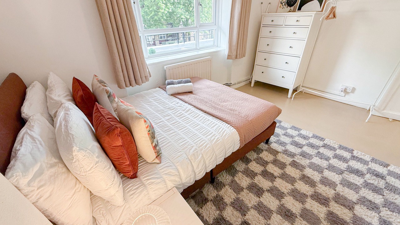 Photo of Bedroom in White City