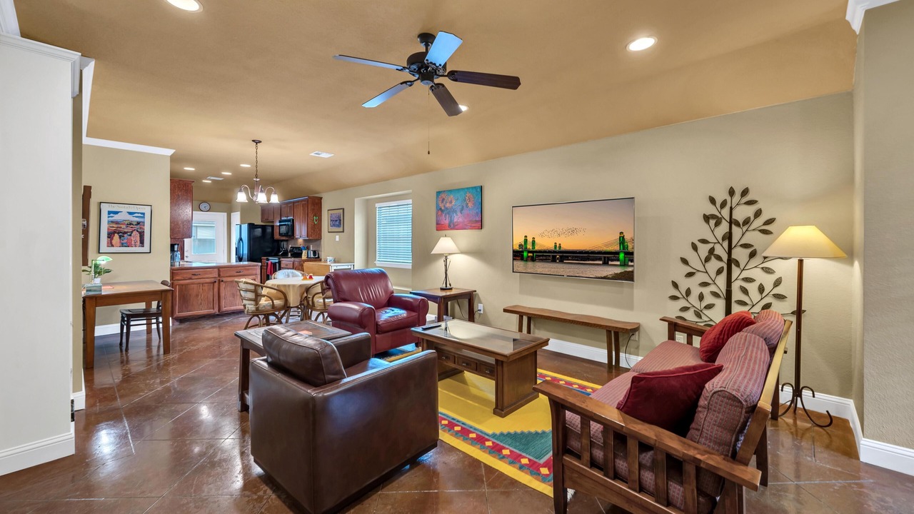 Photo of Livingroom in Lacy-Lakeview