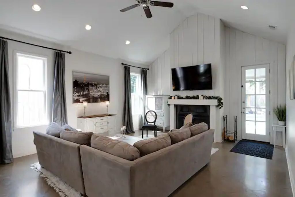 Photo of Livingroom in Midtown