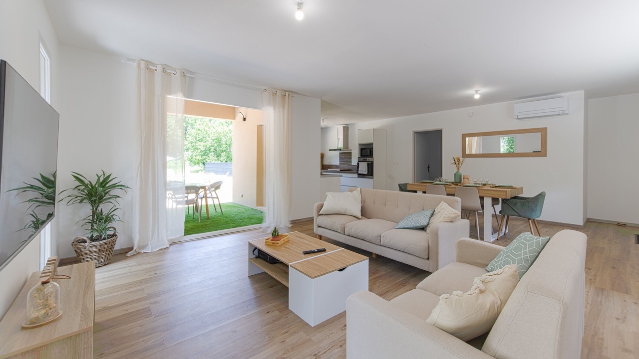 Photo of Livingroom in Berrias-et-Casteljau
