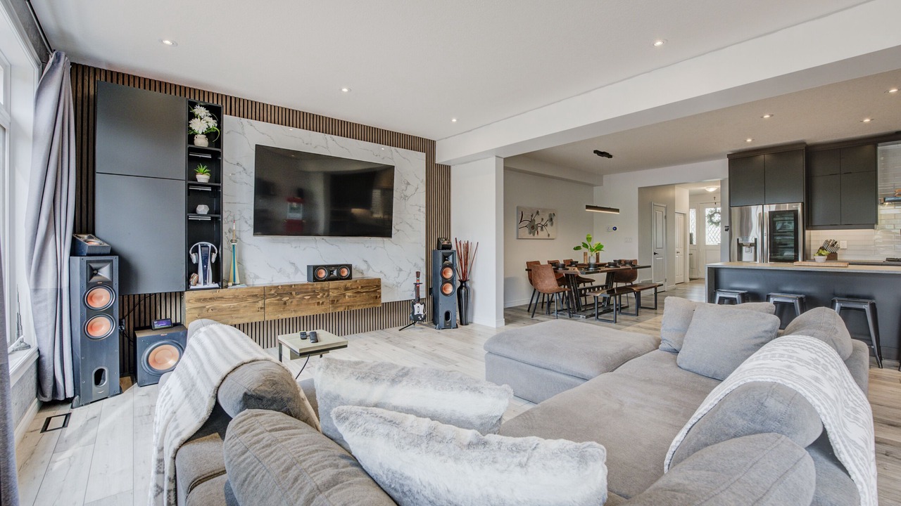 Photo of Livingroom in Grand River South