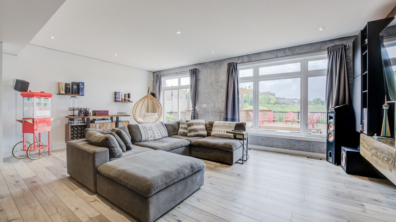 Photo of Livingroom in Grand River South
