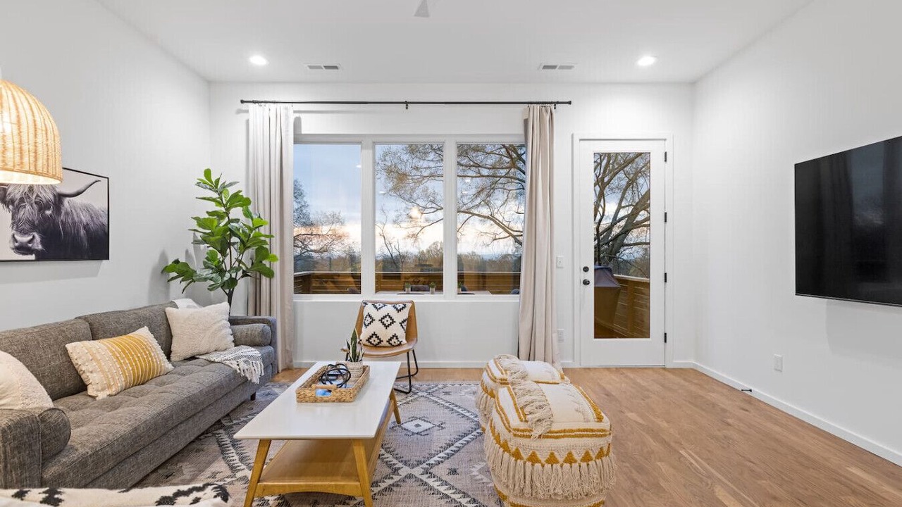 Photo of Livingroom in East Ridge