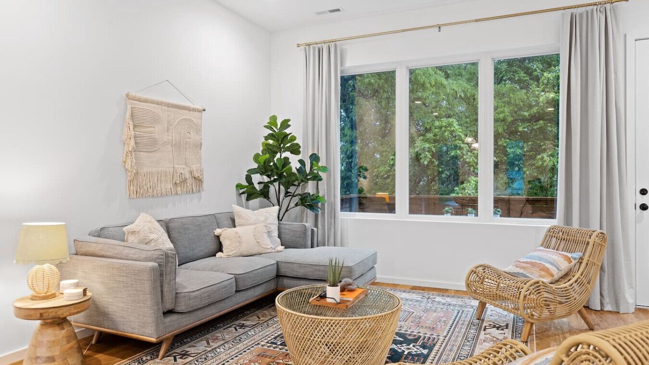 Photo of Livingroom in East Ridge