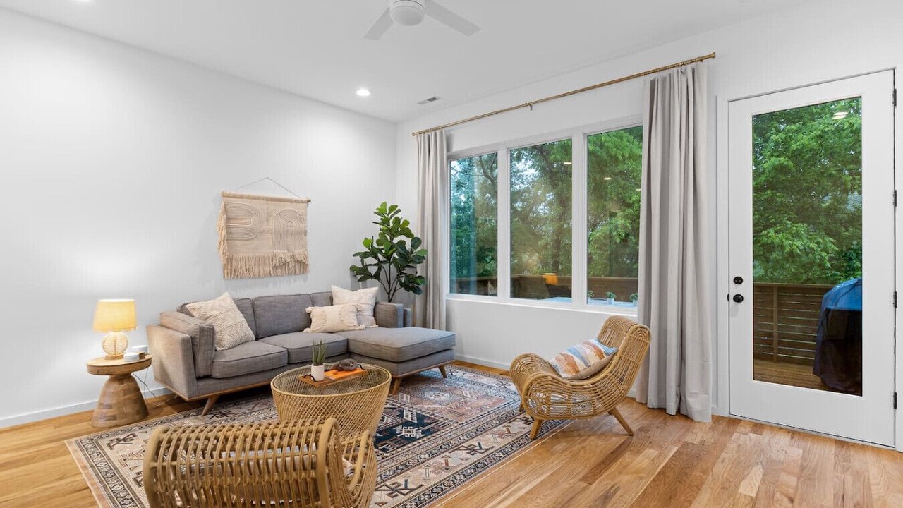 Photo of Livingroom in East Ridge