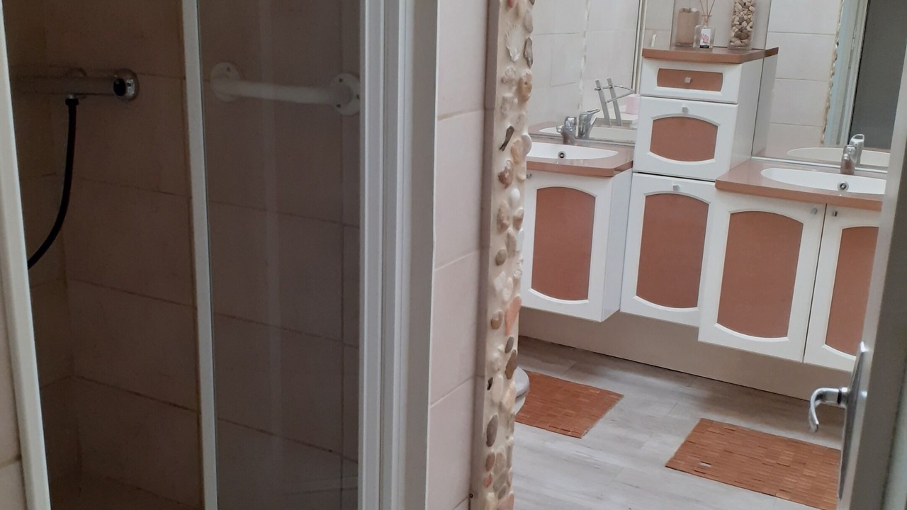 Photo of Bathroom in Beaulieu-sur-Layon