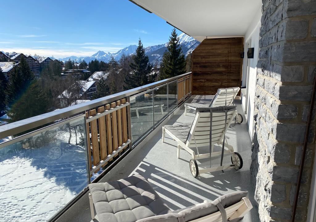 Photo of Outdoor in Lens