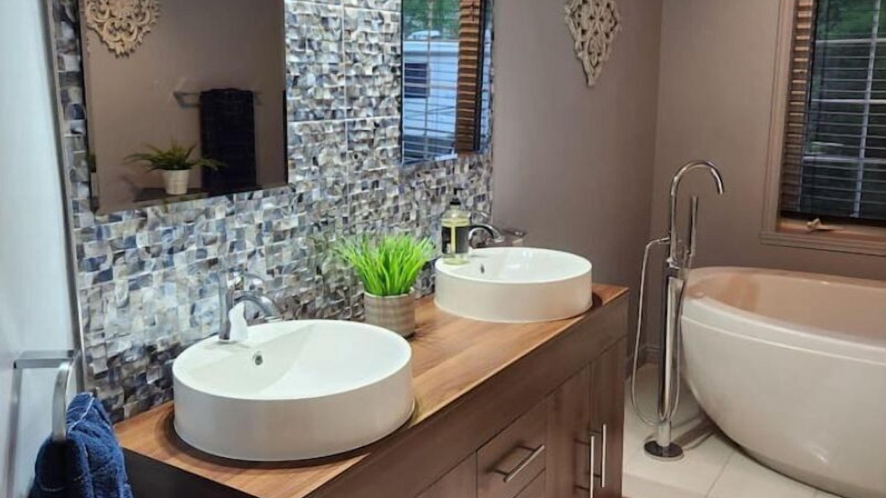Photo of Bathroom in Saint-Paul-d'Abbotsford