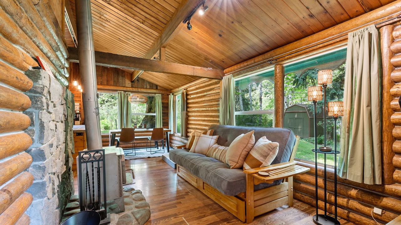 Photo of Livingroom in Gold Bar