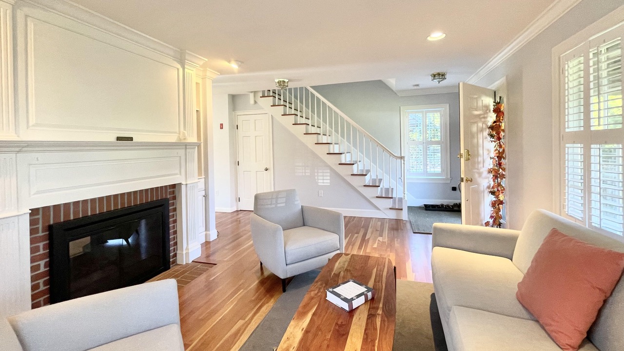 Photo of Livingroom in West of Town