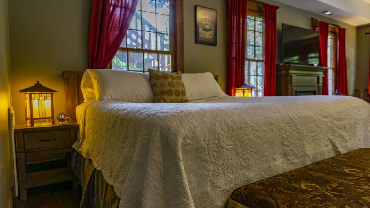 Photo of Bedroom in Eureka Springs Historic District