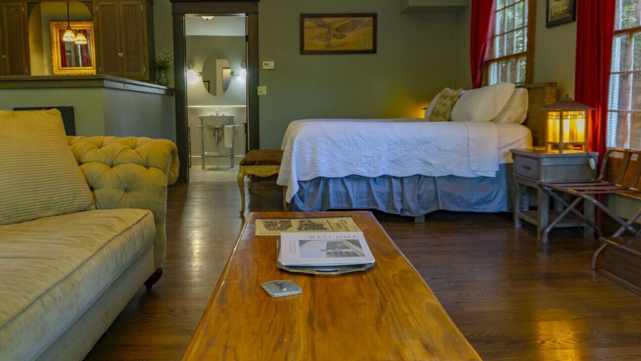 Photo of Bedroom in Eureka Springs Historic District