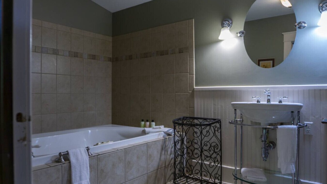 Photo of Bathroom in Eureka Springs Historic District