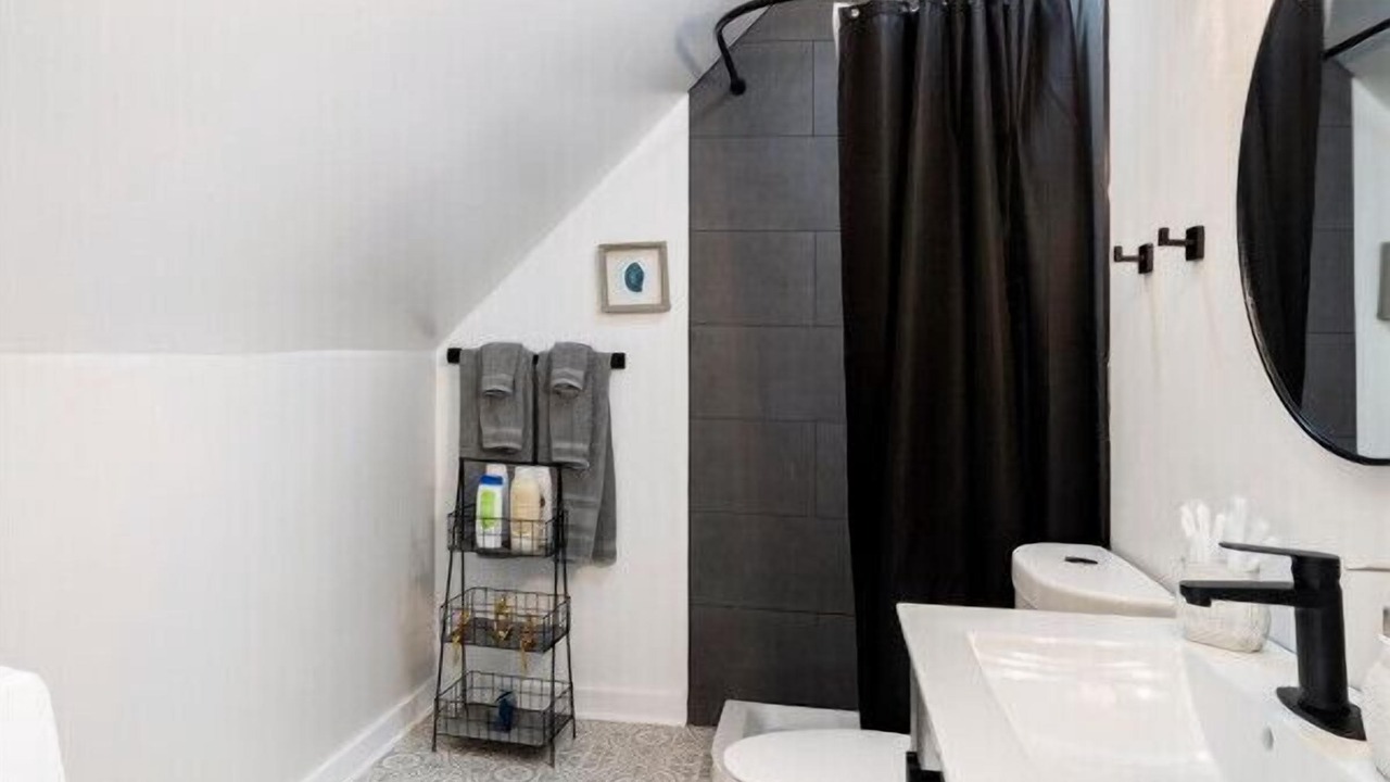 Photo of Bathroom in Logan Square