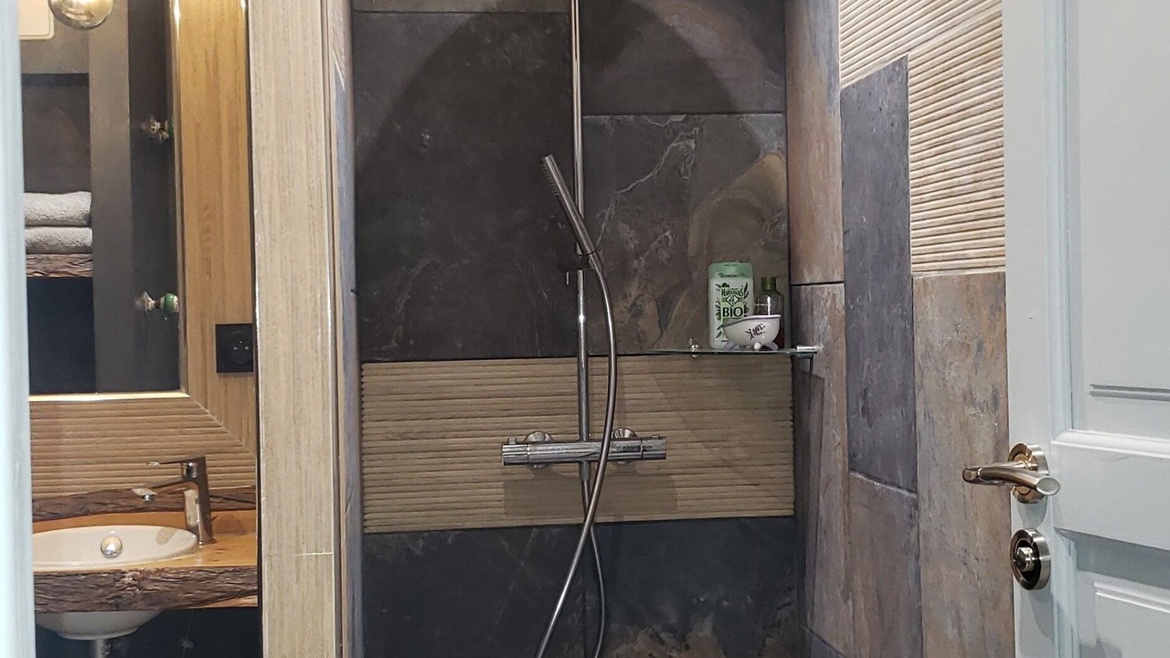 Photo of Bathroom in Vacqueyras