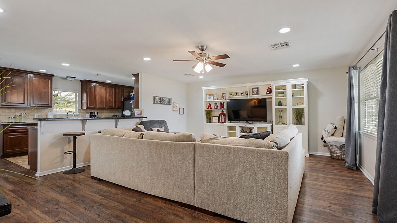 Photo of Livingroom in College Hills Estates