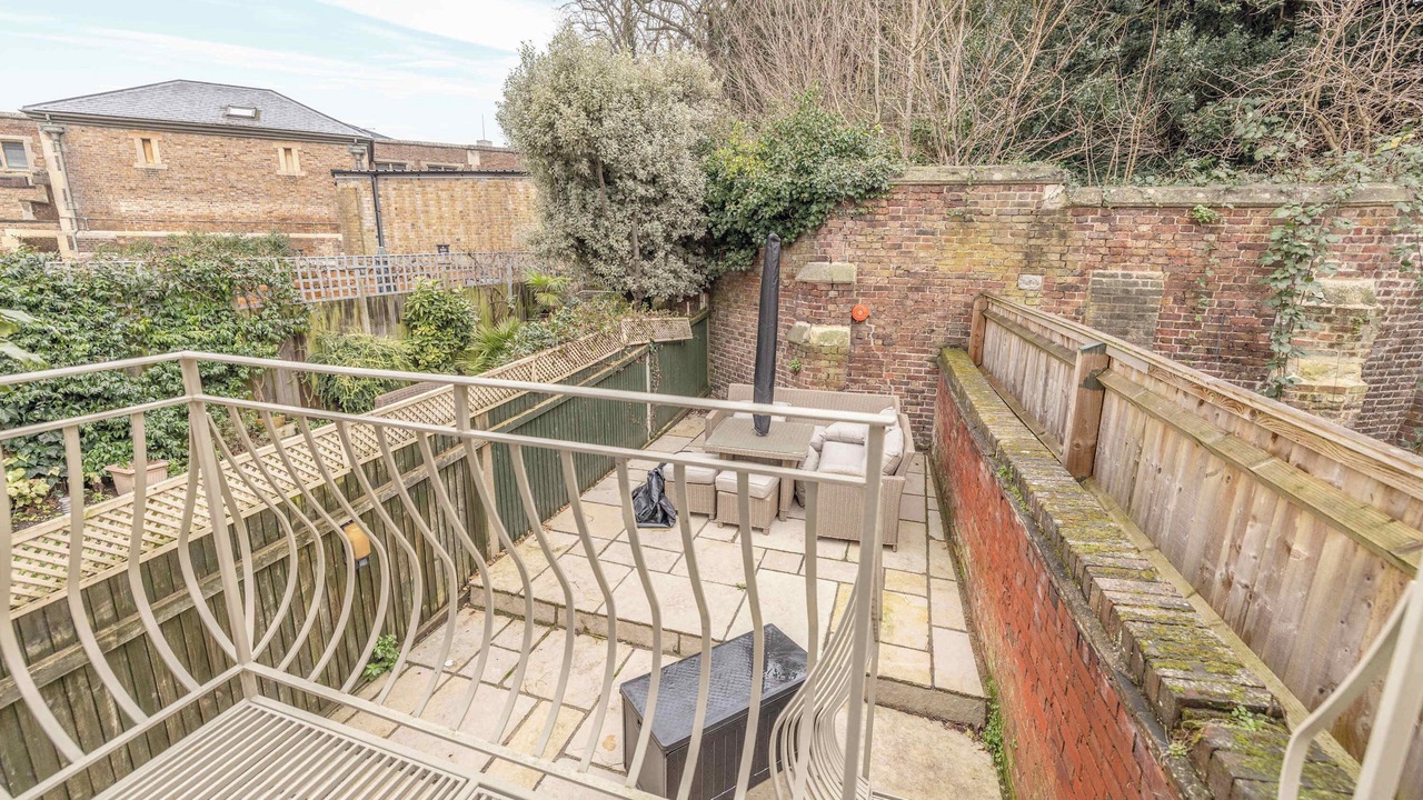 Photo of Patio Balcony in Windsor City Centre