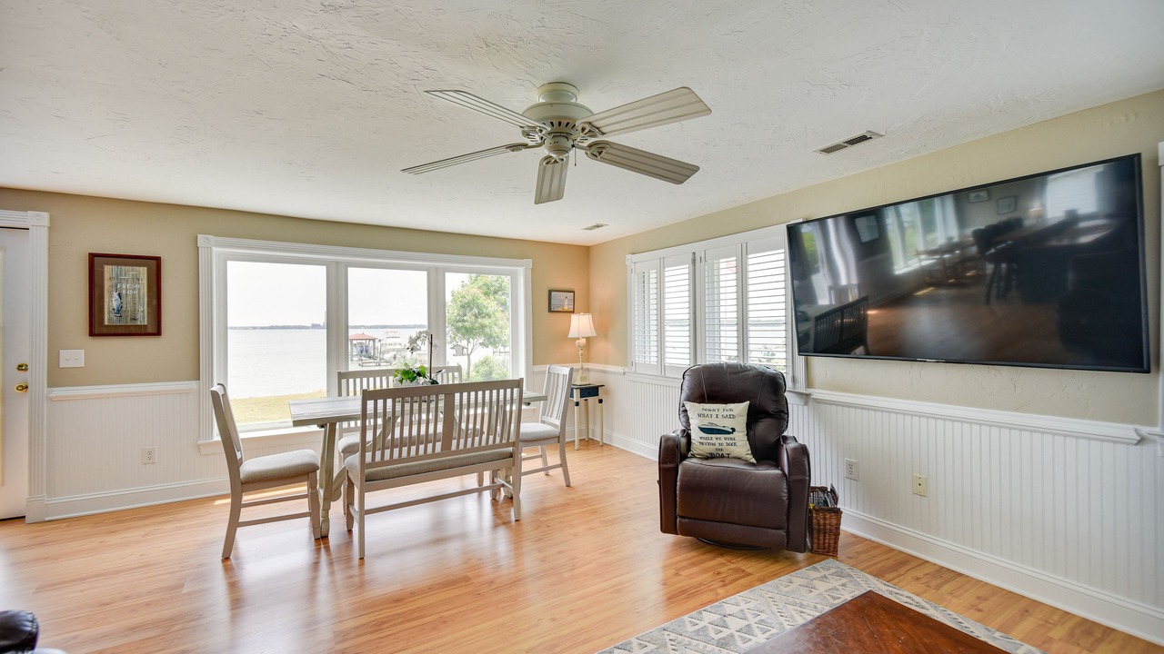 Photo of Livingroom in Gloucester Point