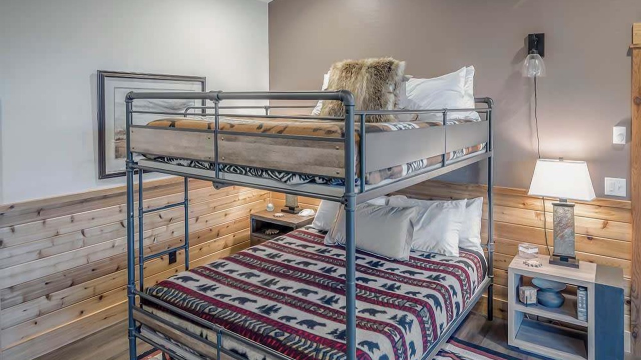 Photo of Others in Emigrant