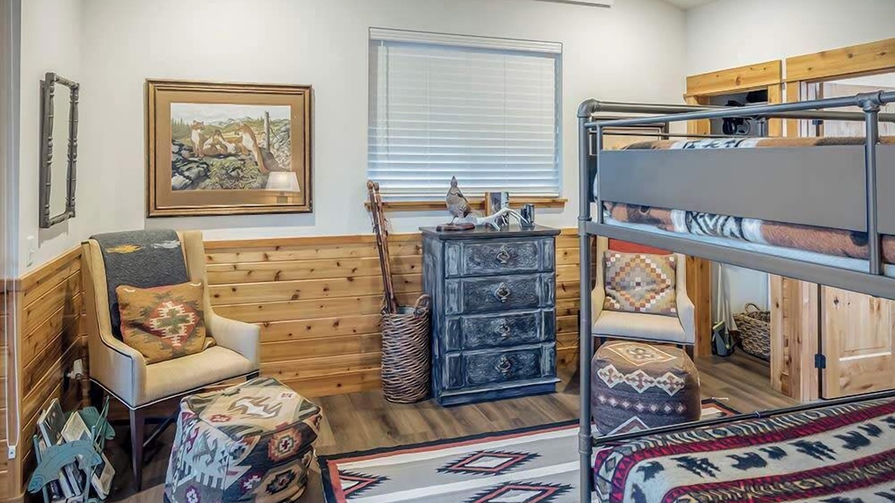 Photo of Others in Emigrant