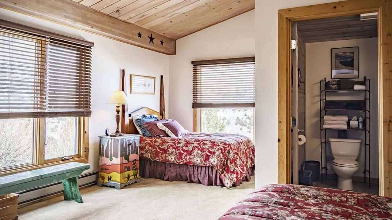 Photo of Others in Emigrant