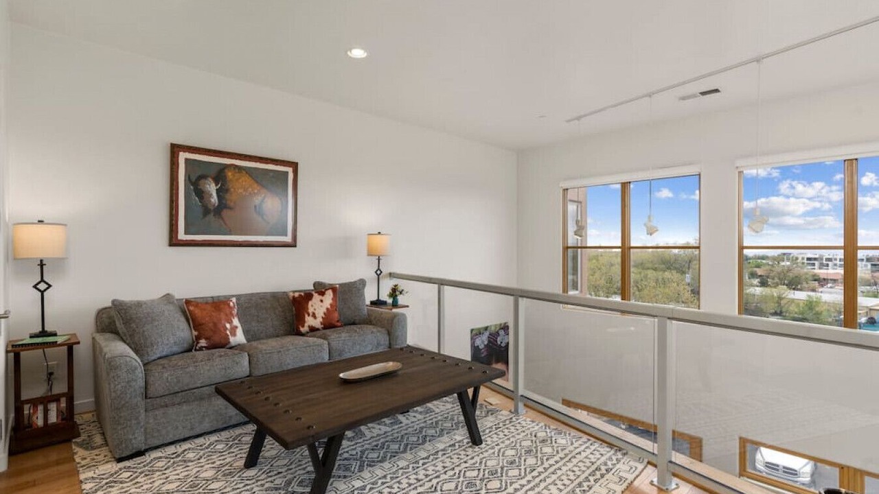 Photo of Livingroom in South Capitol