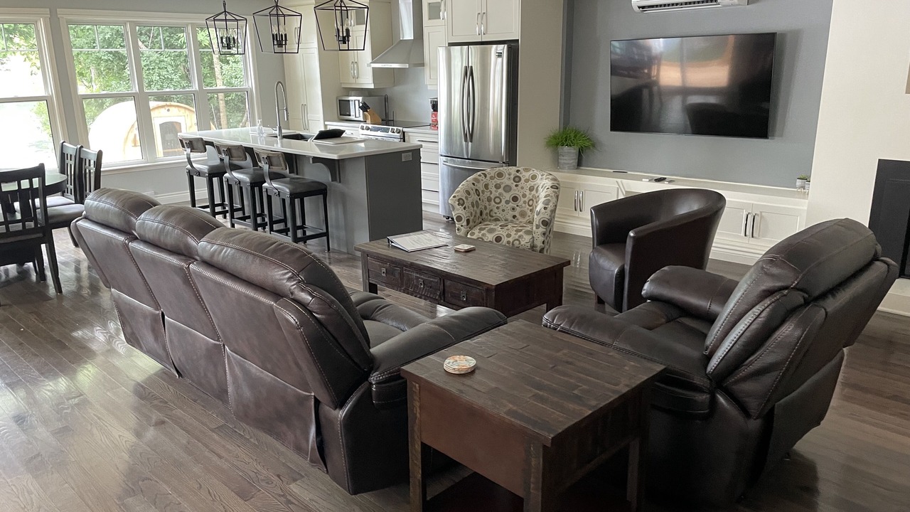 Photo of Livingroom in Front of Yonge