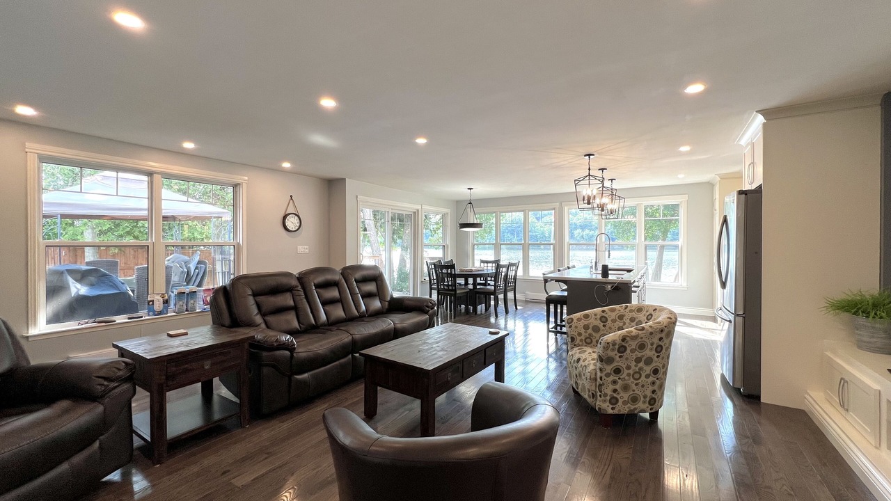 Photo of Livingroom in Front of Yonge