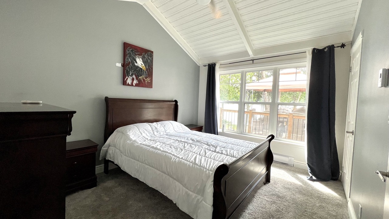 Photo of Bedroom in Front of Yonge