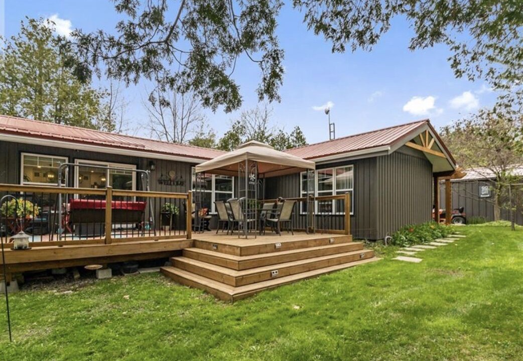 Photo of Patio Balcony in Front of Yonge