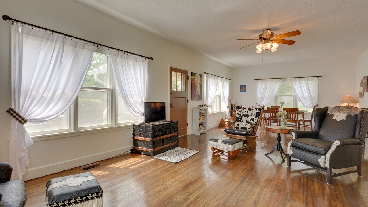Photo of Livingroom in Sheldon