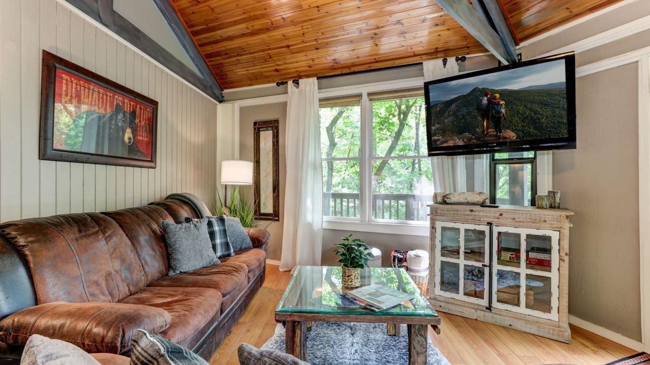 Photo of Livingroom in Big Canoe