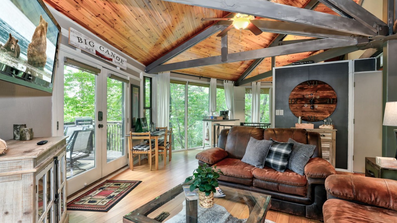 Photo of Livingroom in Big Canoe