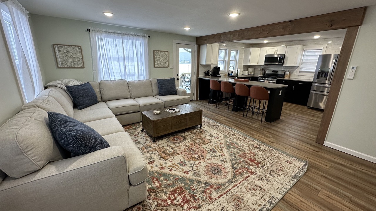 Photo of Livingroom in Homer