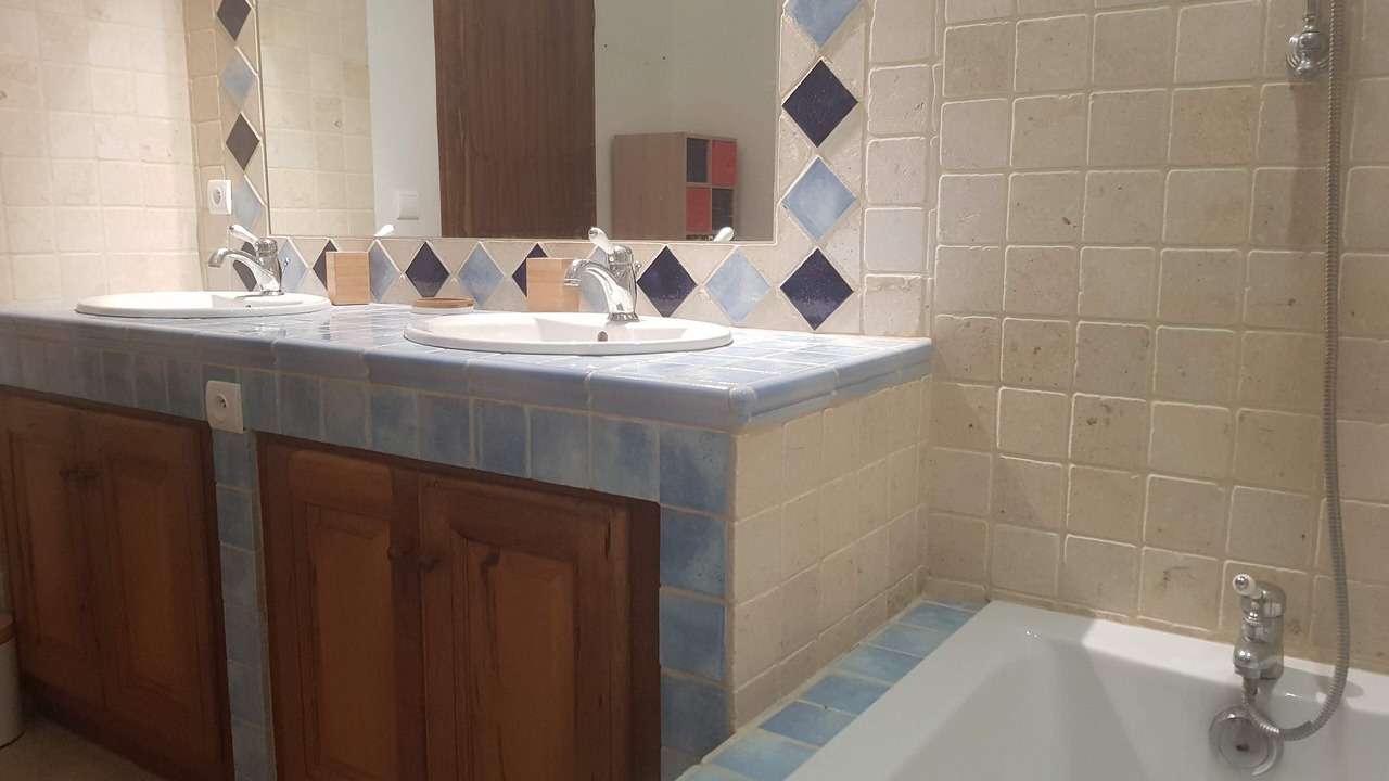 Photo of Bathroom in Ongles